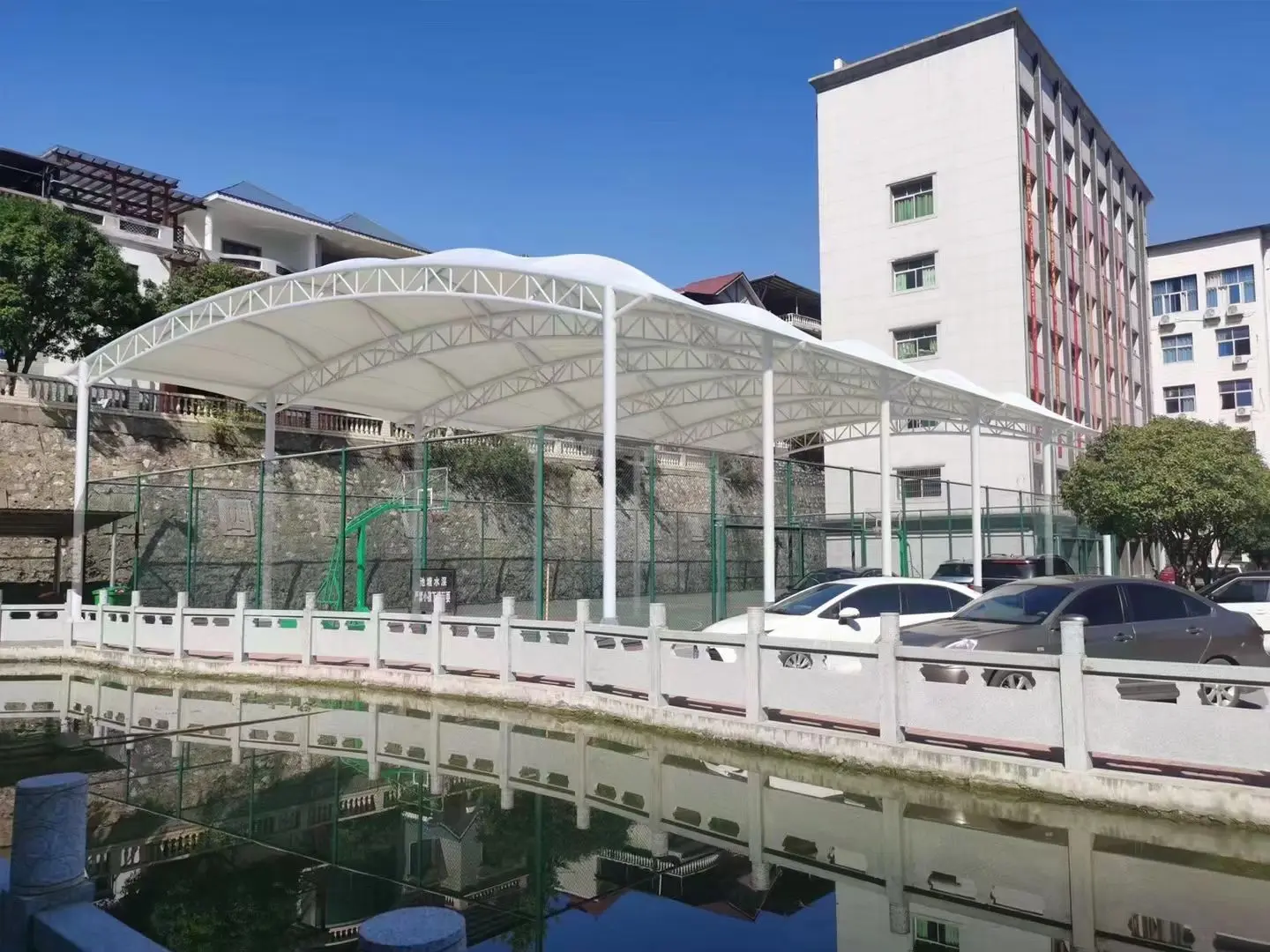 贵州盘州园区停车棚总在漏水生锈？源头膜结构厂家：按本地气候选材，避开三大坑