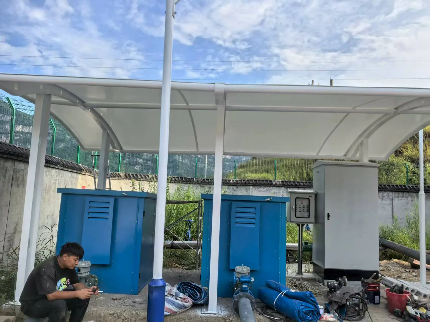 贵州盘州膜结构棚怎么选？多雨高湿山区，避开低价铁皮棚与劣质膜材坑