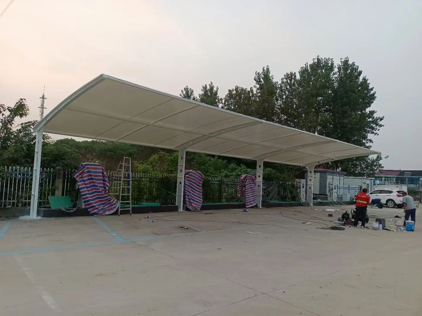 贵州盘州膜结构工程科普：山地多雨强紫外线环境，停车棚选材别只看低价
